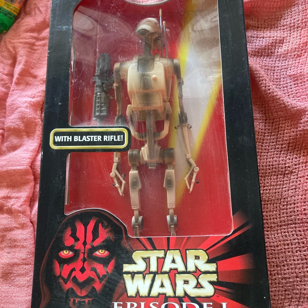 Star Wars Red and Gold Episode I Battle Droid Packaging Close-Up - Picture 1 of 4